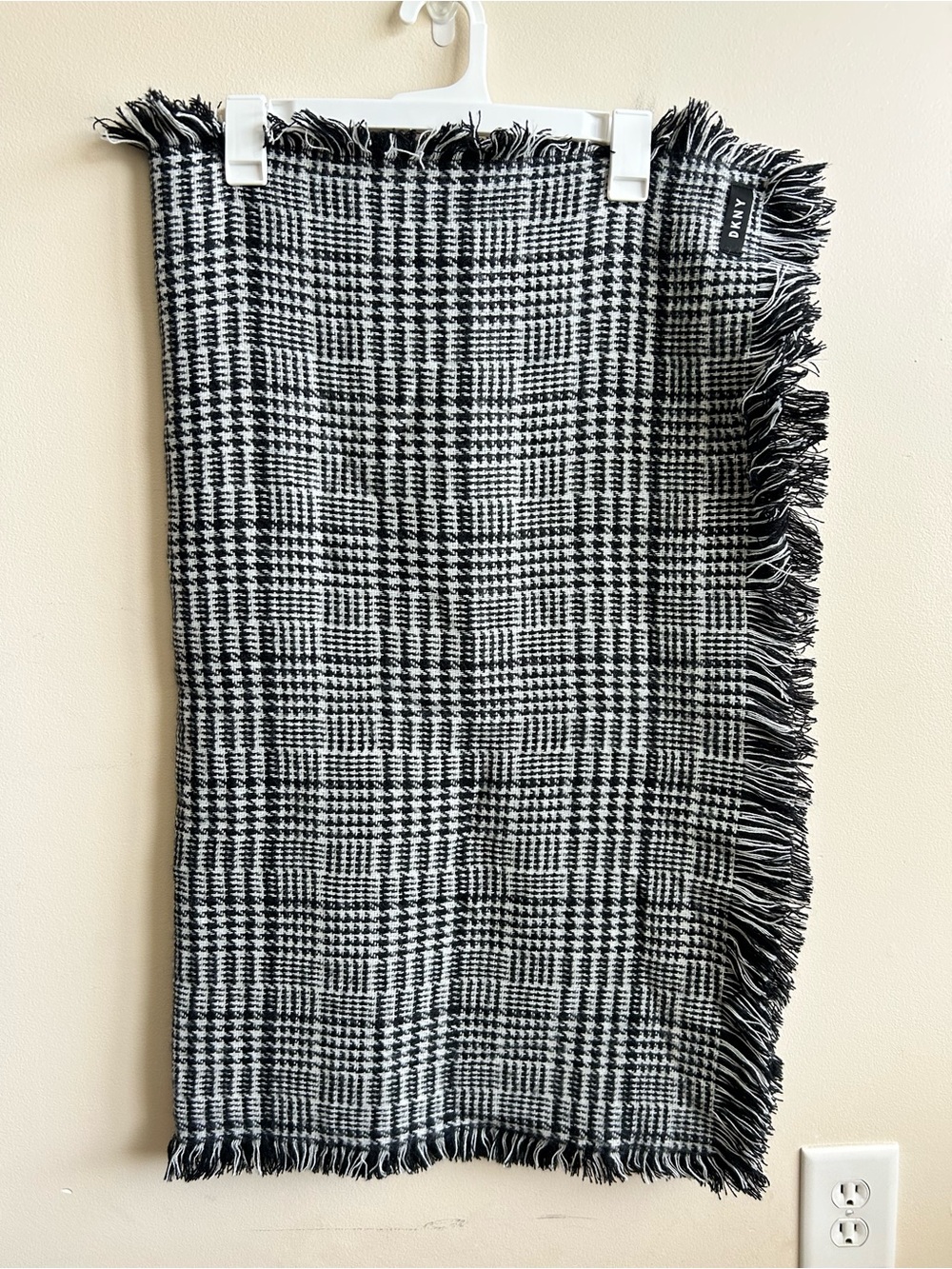 NWT DKNY Houndstooth Black And White Plaid Blanket Scarf With Fringe OS